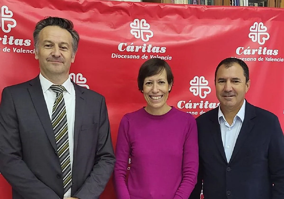 Jérôme Gateau y Carlos García con la directora de Cáritas Valencia, Aurora Aranda.