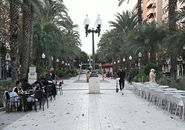 El paseo central con varias terrazas.
