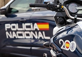 Motocicleta y vehículo de la Policía Nacional.