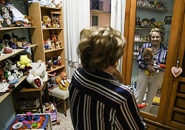 Mini en su cuarto de las muñecas.