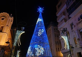 El árbol de Navidad situado en la avenida de la Constitución, con los arcos lumínicos encendidos.