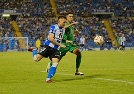 Sotillos intenta desbordar a un jugador del Antequera.