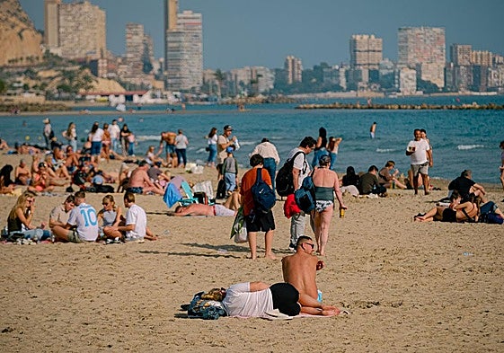 Último día de noviembre en la playa del Postiguet.