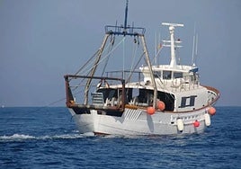 Un barco sale del Puerto a faenar.