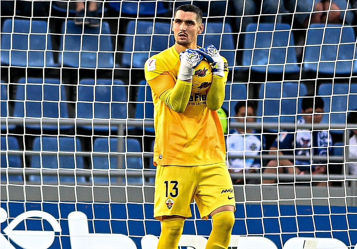 Matías Dituro atrapa el balón ante el Tenerife.