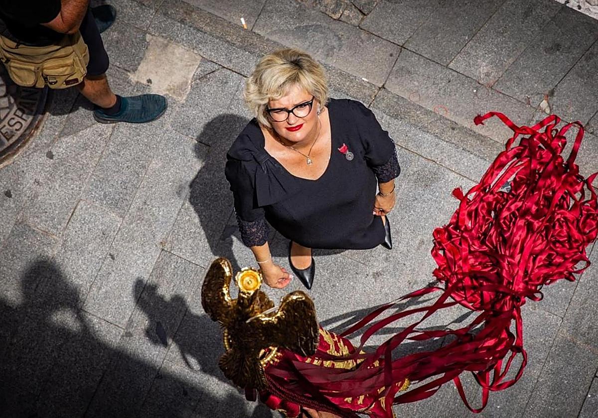 Chelo Moñino observa la figura del Oriol rematando la Gloriosa Enseña, durante el desfile del Día del Pájaro.