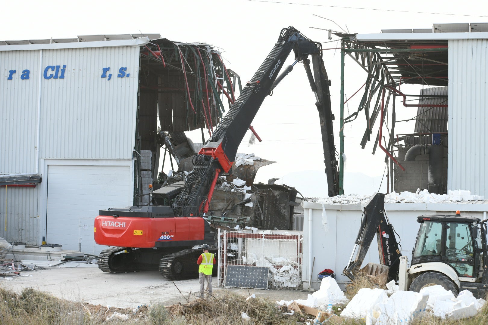 Especialistas de la Guardia Civil rastrean la fábrica de Ibi en busca de respuestas a la explosión mortal