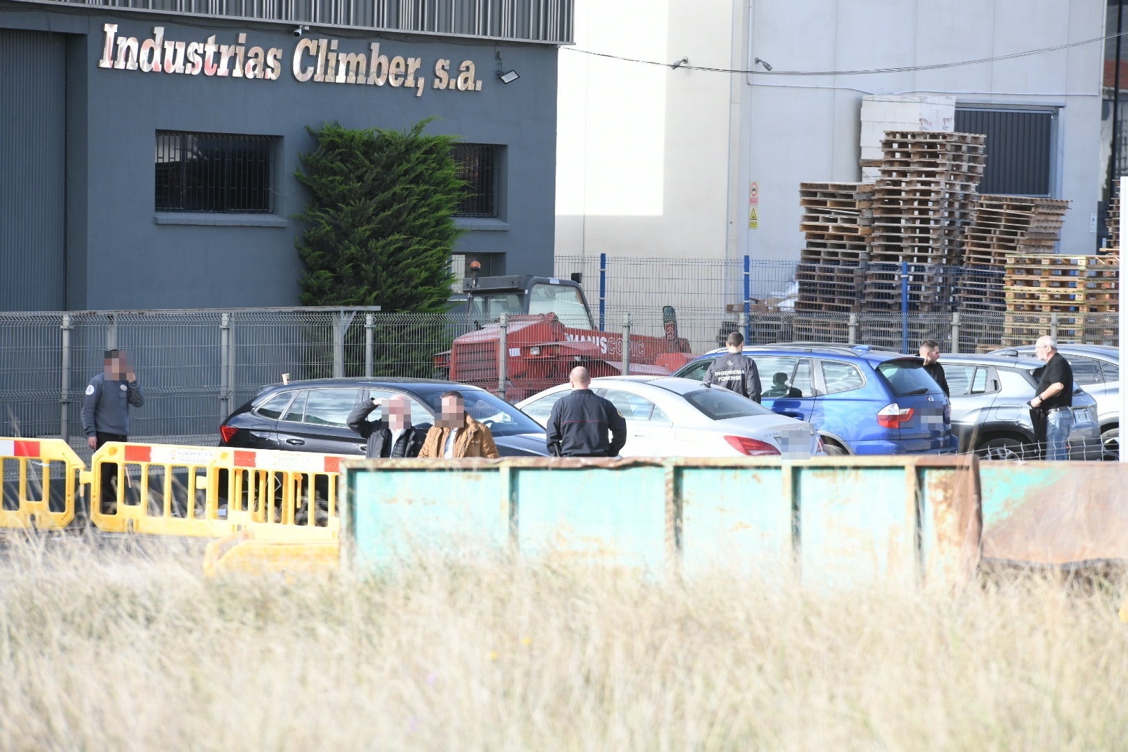 Especialistas de la Guardia Civil rastrean la fábrica de Ibi en busca de respuestas a la explosión mortal