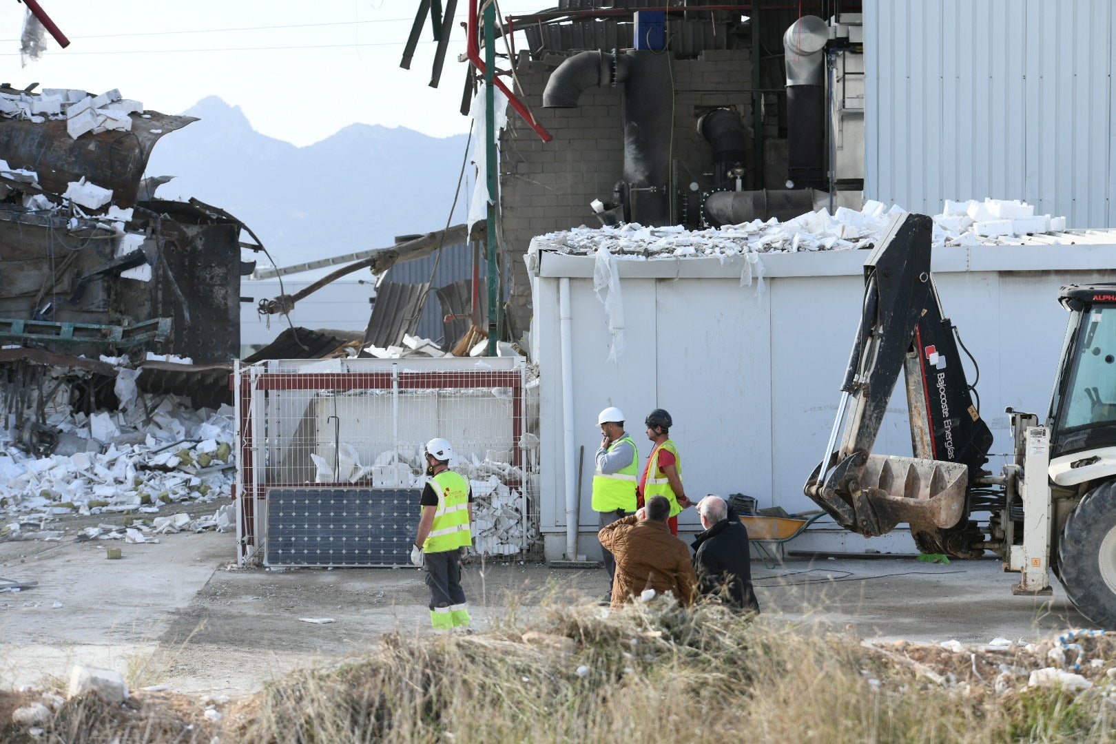 Especialistas de la Guardia Civil rastrean la fábrica de Ibi en busca de respuestas a la explosión mortal