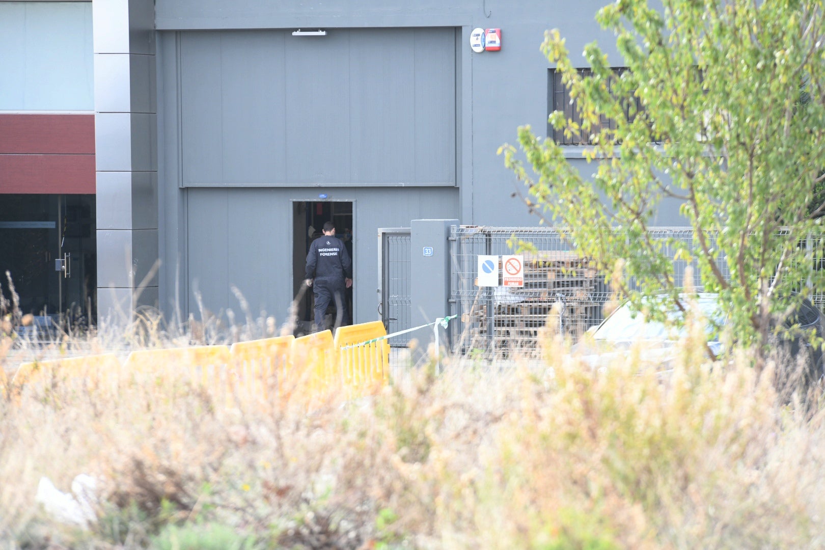 Especialistas de la Guardia Civil rastrean la fábrica de Ibi en busca de respuestas a la explosión mortal