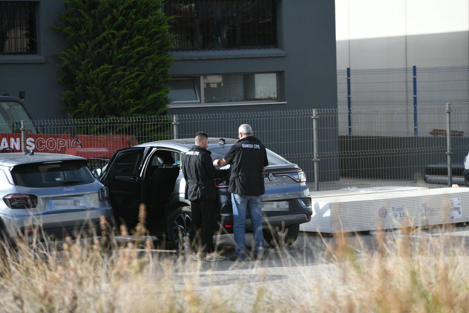 Especialistas de la Guardia Civil rastrean la fábrica de Ibi en busca de respuestas a la explosión mortal