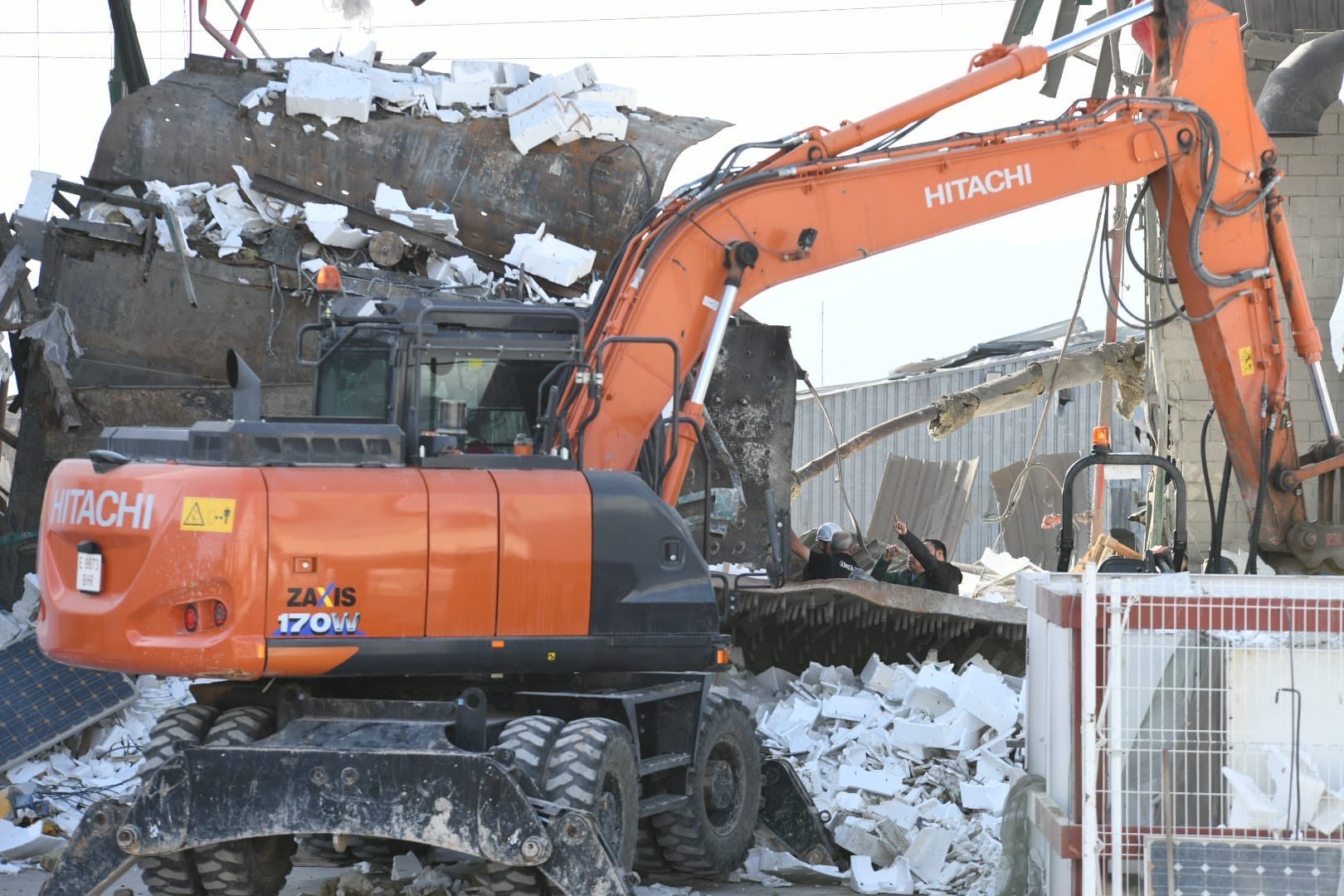 Especialistas de la Guardia Civil rastrean la fábrica de Ibi en busca de respuestas a la explosión mortal