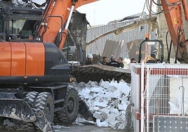 Especialistas de la Guardia Civil rastrean la fábrica de Ibi en busca de respuestas a la explosión mortal