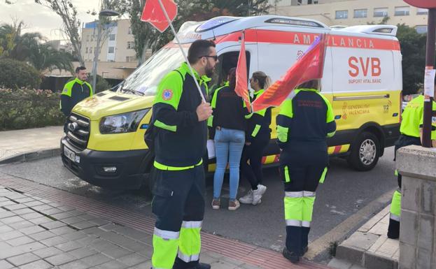 Informative picket in front of Alicante General Hospital.