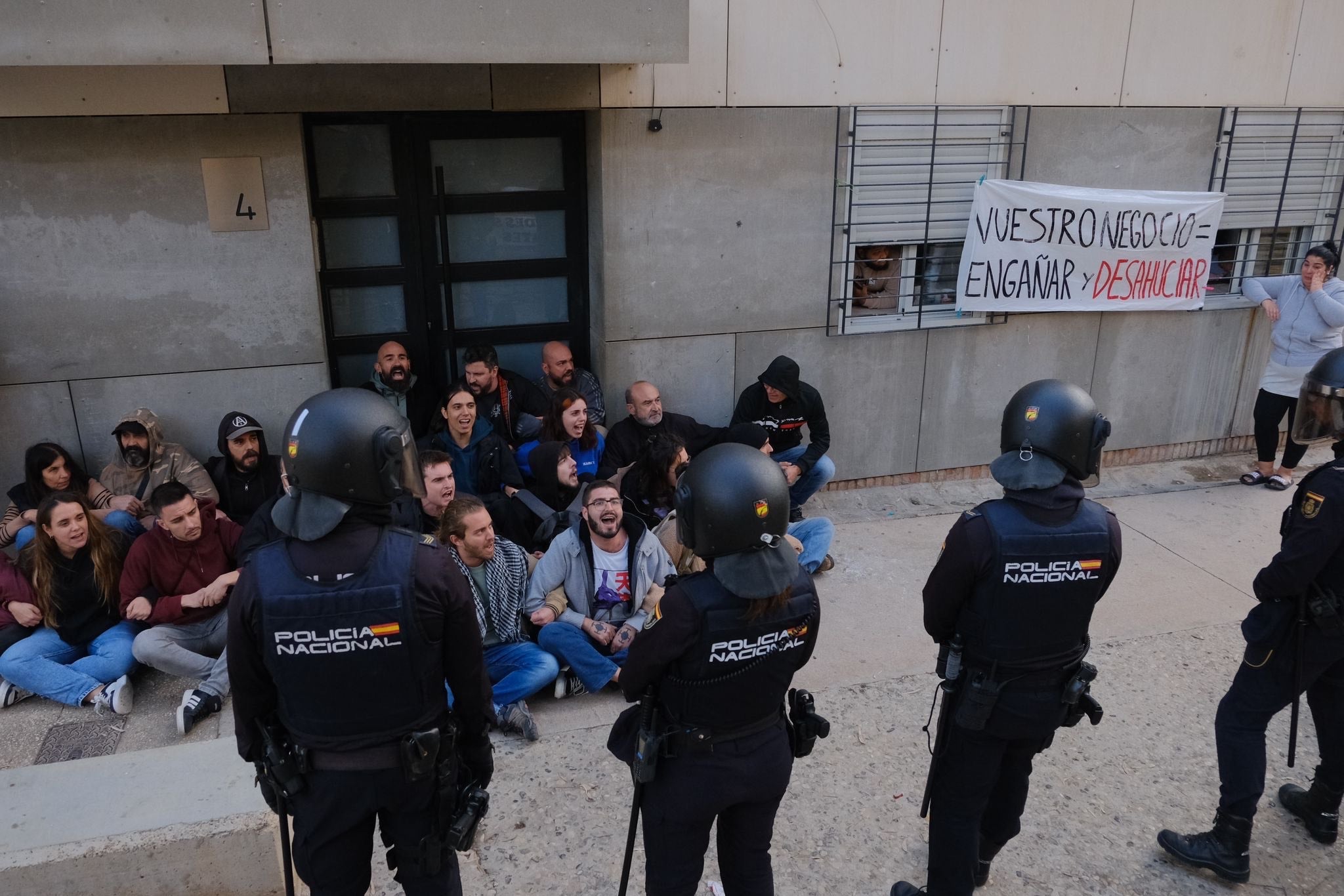 Las imágenes del desalojo frustrado de una familia con dos menores en la Zona Norte de Alicante