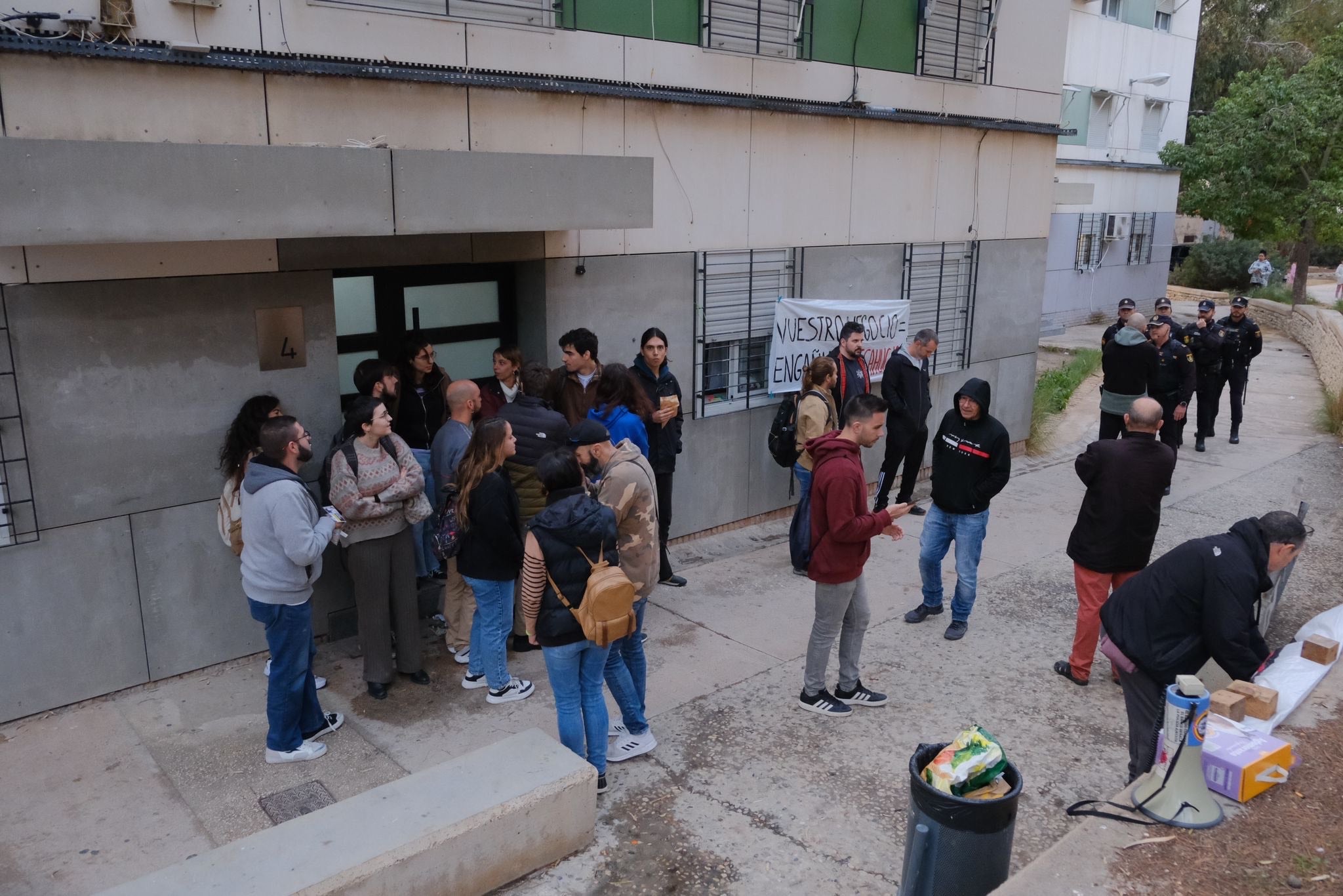 Las imágenes del desalojo frustrado de una familia con dos menores en la Zona Norte de Alicante