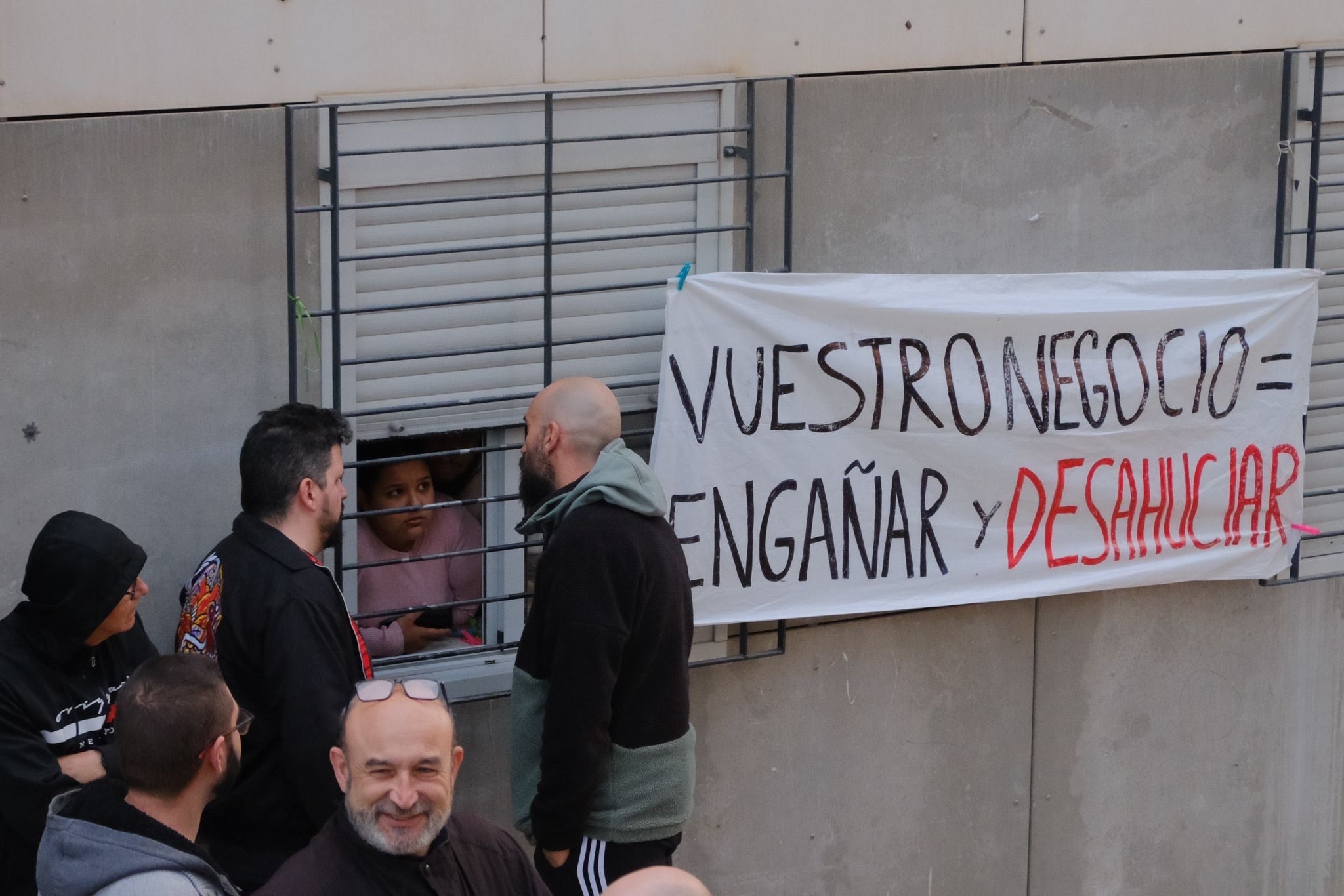 Las imágenes del desalojo frustrado de una familia con dos menores en la Zona Norte de Alicante