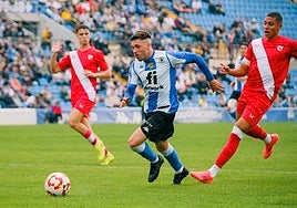 Aranda se marcha de un jugador del Sevilla Atlético en el último partido.