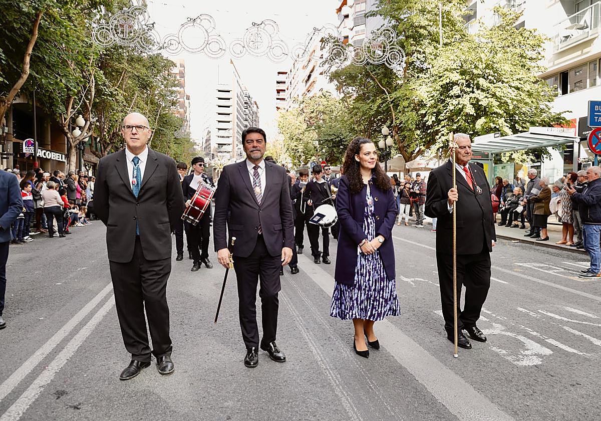 El alcalde Luis Barcala -en el centro-.