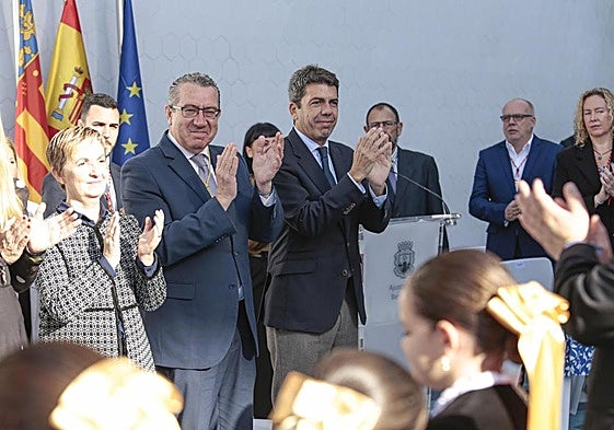La consellera de Turismo, Marián Cano; el alcalde de Benidorm, Toni Pérez, y el presidente de la Generalitat, Carlos Mazón.