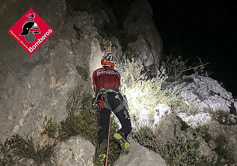 Actuación de los bomberos en la sierra de Bernia.