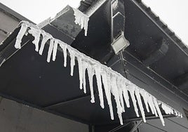 Carámbanos en las canalizaciones de una casa.