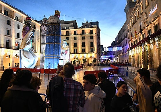 La plaza del Ayuntamiento cerrada por las medidas de seguridad el sábado.
