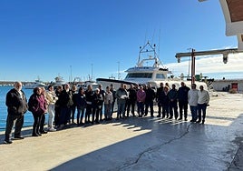 Cofradía de Jávea leyendo el manifiesto con sus barcos amarrados.