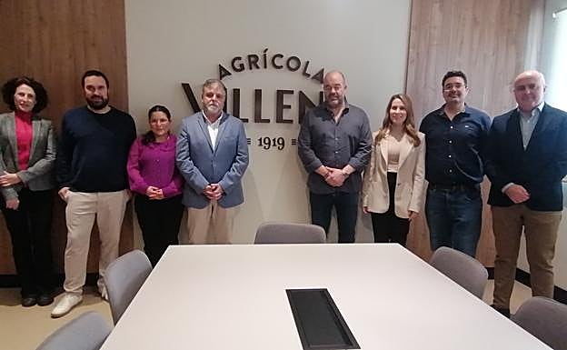 Responsables de la empresa junto a miebros de la corporación municipal de Villena.