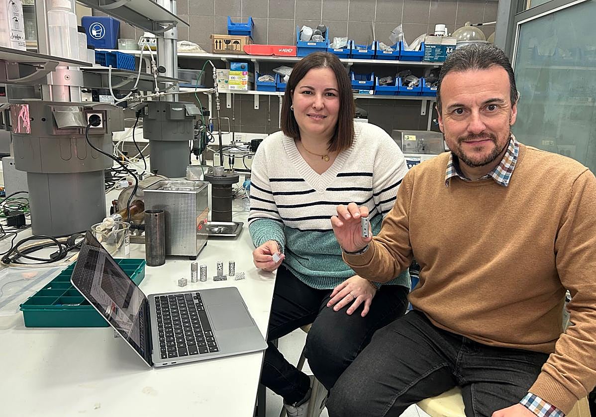 Los investigadores Lucila Paola Maiorano y José Miguel Molina en el laboratorio de Química Inorgánica de la UA.