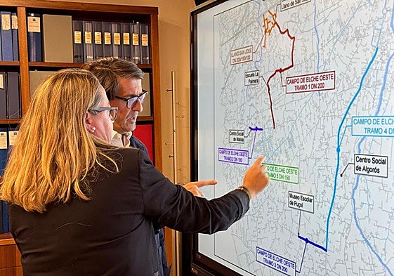 El concejal de Aguas, Juan de Dios Navarro, y la directora general de Aigües d'Elx, María José Toledo.