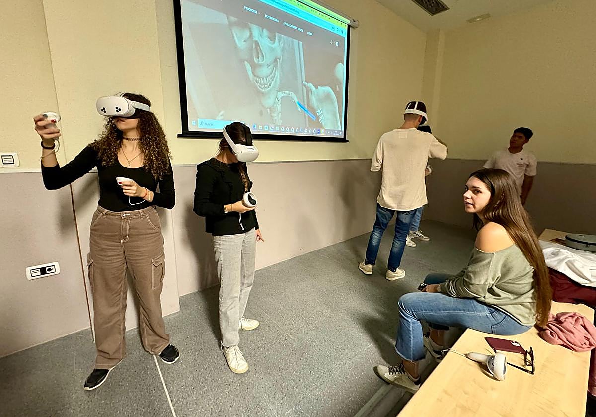 Alumnos de Terapia Ocupacional aprenden anatomía humana con gafas de RV.