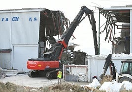 Trabajos de retirada de escombros en la empresa Climber SA días después del estallido de la caldera.