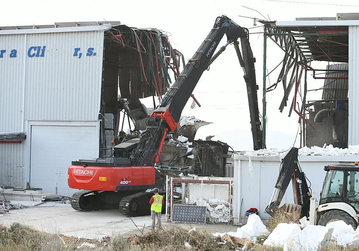 Trabajos de retirada de escombros en la empresa Climber SA días después del estallido de la caldera.