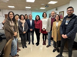 El decano electo Jaume Ferrer, en el centro de la imagen, acompañado por la rectora Amparo Navarro y parte del equipo decanal que será nombrado.