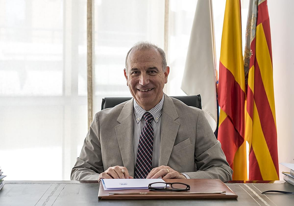 El Dr. Hermann Schwarz en su despacho del COMA.