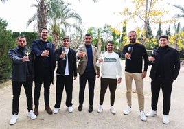 Artiles, Abad, Nico Espinosa, Torrecilla, Alvarito, Josema y Colomina, en el brindis.