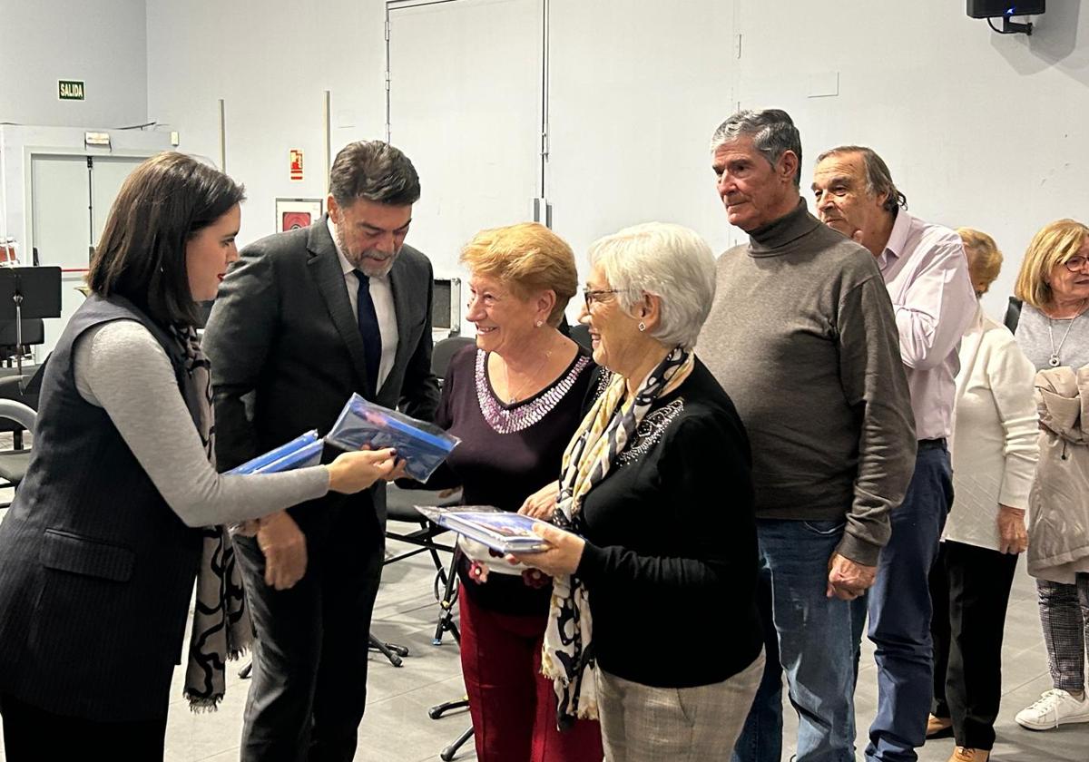 Homenaje a los voluntarios que cuidan a los mayores de Alicante.