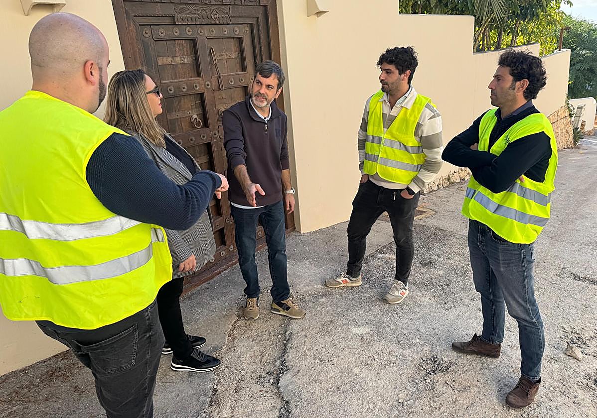 Los ediles de Servicios Generales y Urbanismo de Teulada, Mari Cantó y Tony Reig, visitan las obras.