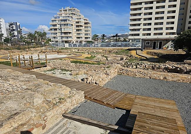 Pasarelas en los Baños de la Reina de Calpe.