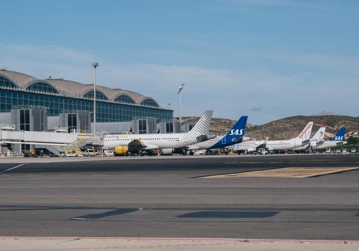 Aviones en los fingers del aeropuerto de Alicante-Elche.