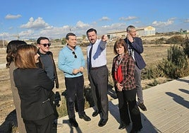 Visita del conseller de Sanidad (en la imagen vestido de azul) al solar donde se construirá el nuevo centro de salud.