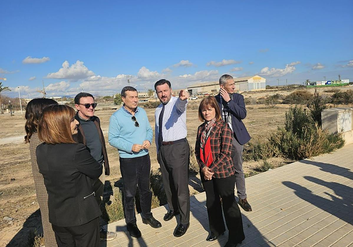 Visita del conseller de Sanidad (en la imagen vestido de azul) al solar donde se construirá el nuevo centro de salud.