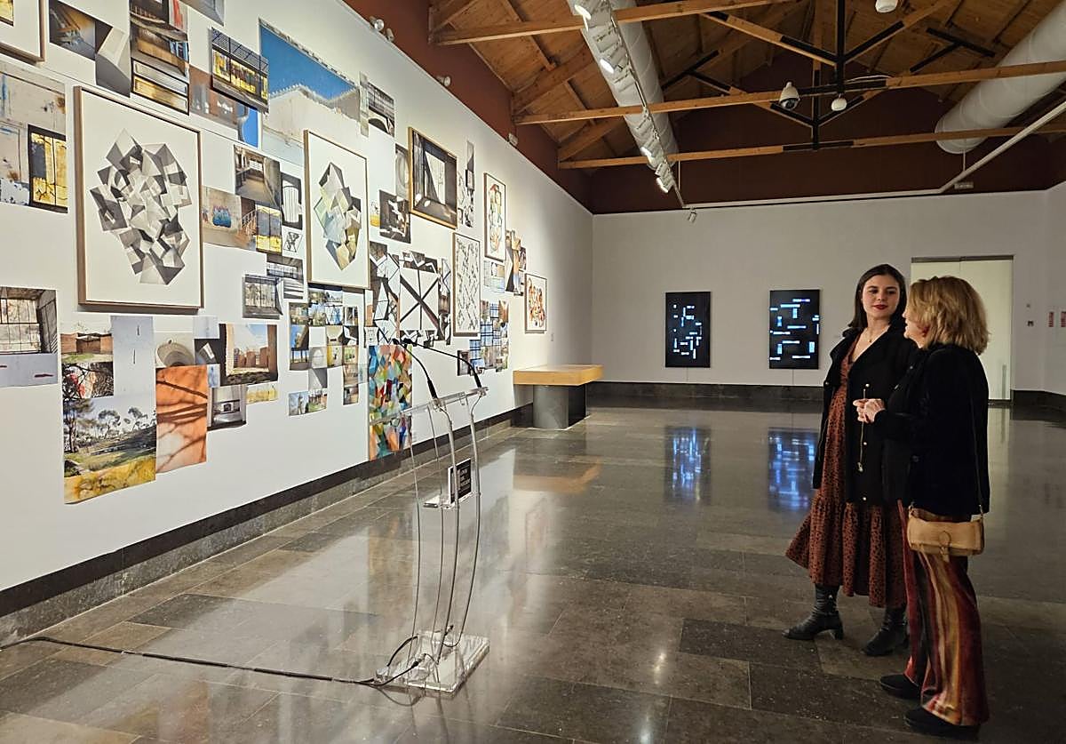 La concejala de Cultura, Nayma Beldjilali, con la autora, Rosa Muñoz, en la Lonja del Pescado.