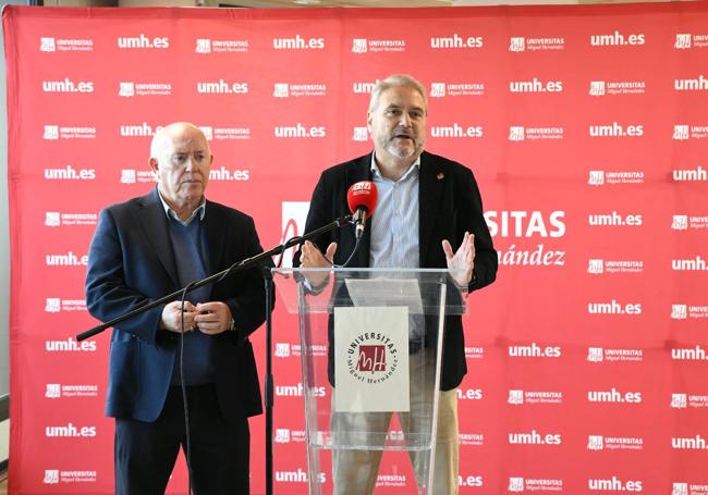 El rector de la UMH, Juan José Ruiz (i), y el presidente de su Consejo Social, Joaquín Pérez (d).