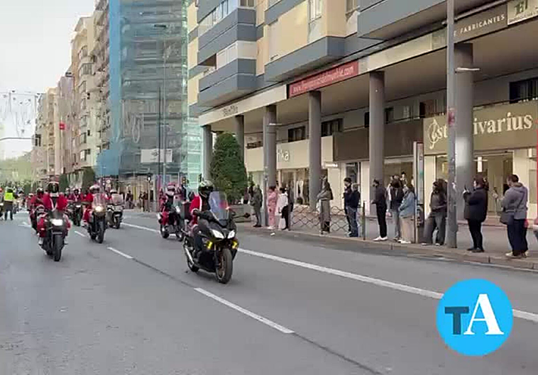 Imágenes de la 'Papanoelada' por las calles de la ciudad.