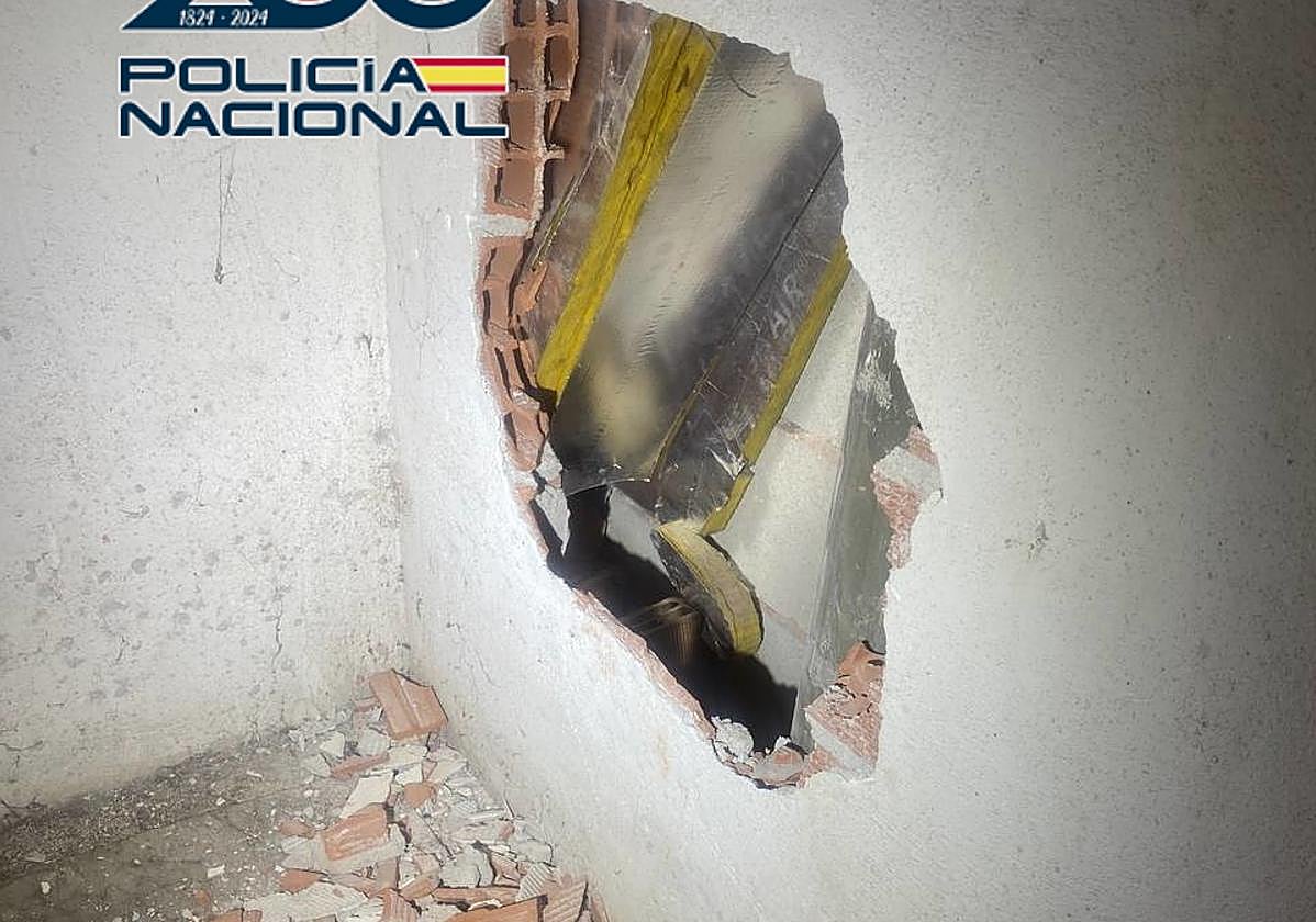 El agujero que dejó el butronero en uno de los comercios desvalijados.