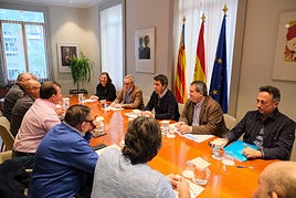 Carlos Mazón durante la reunión con representantes de cofradías de pescadores en Alicante.