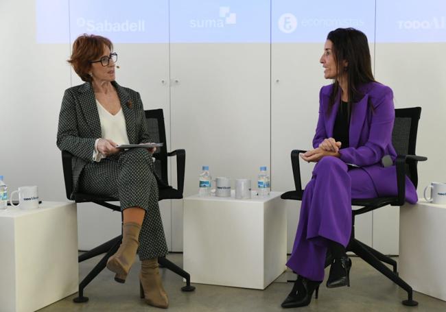 Ruth Merino durante la entrevista del foro, realizada por la directora de TodoAlicante, Concha Pastor.