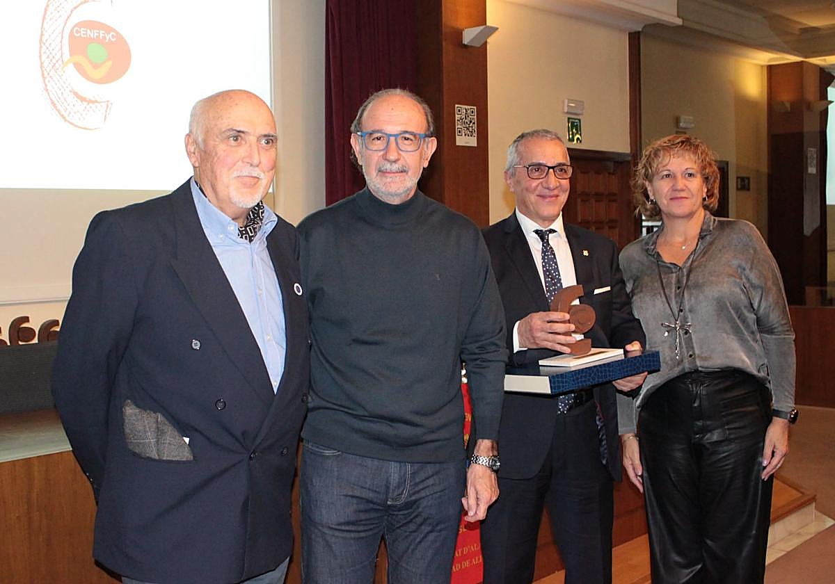 Momento de la entrega del reconocimiento.